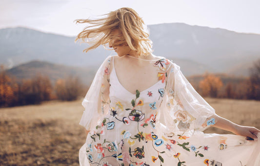 10 Stylów Sukienek w Kwiaty na Wiosnę